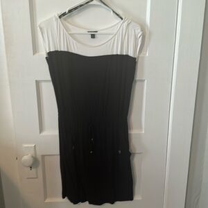 Girls Guess dress with pockets.